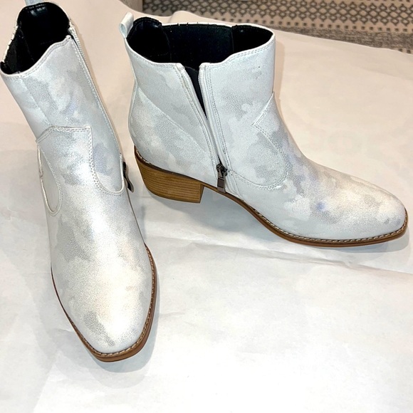Corkeys  Starboard Metallic White Bootie Slip on SideZipper Size 9 - Picture 1 of 9
